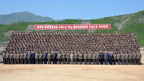 Bức ảnh này, được KCNA đăng ngày 28/5/2011, chụp ông Kim Jong-il (giữa, đeo kính) và con trai Kim Jong-un (cách ông 3 người về phía trái) cùng các quân nhân làm việc tại công trường xây dựng Nhà máy Điện Huichon ở Jokang Do.
